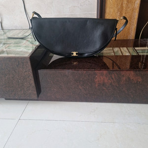 셀린느 하프문 이미지