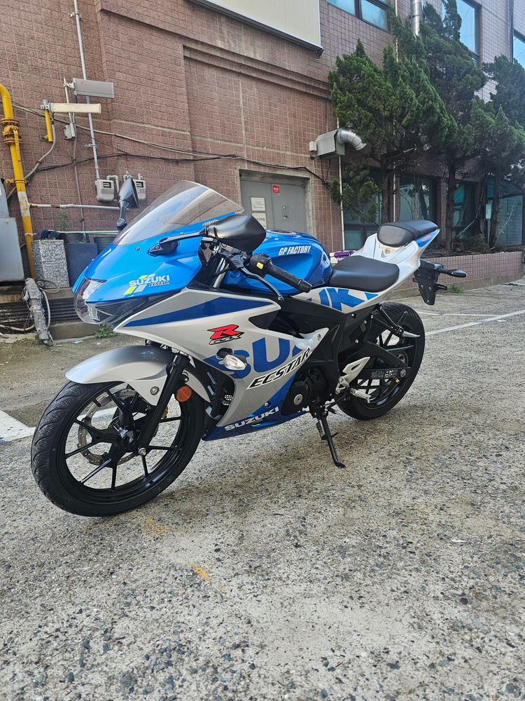 21년식 스즈키 gsx-r125 스페셜 색상 판매합니다 이미지