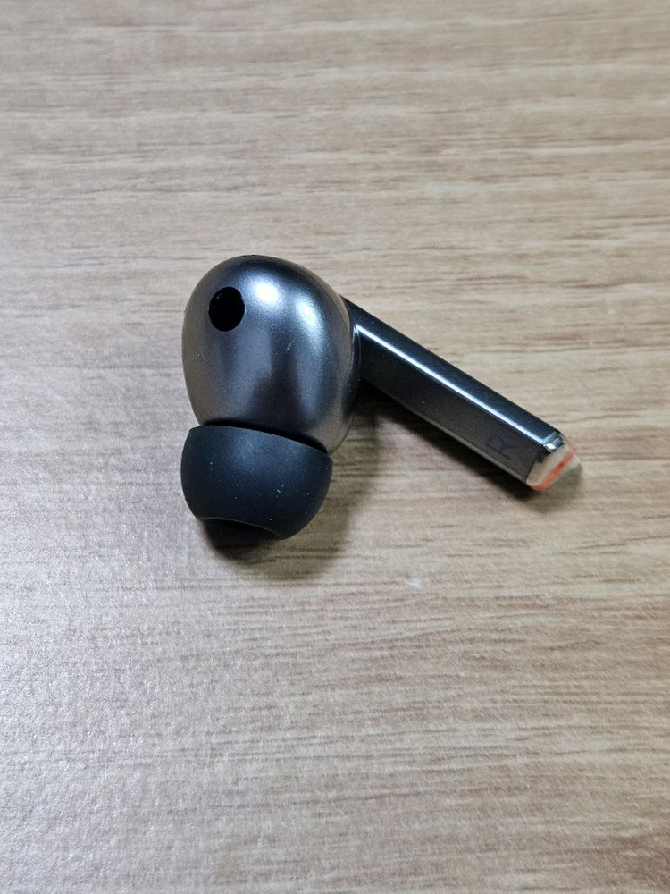 갤럭시 버즈3프로 실버 오른쪽 이미지