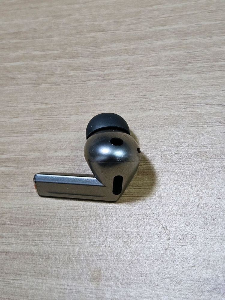 갤럭시 버즈3프로 실버 오른쪽 이미지