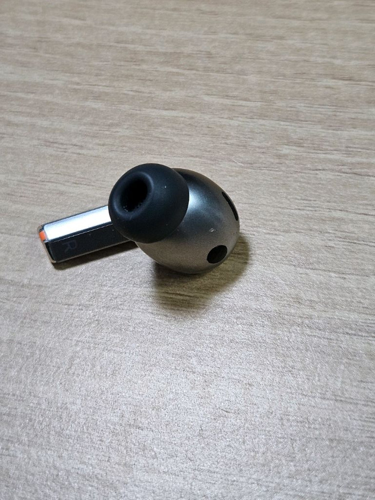 갤럭시 버즈3프로 실버 오른쪽 이미지