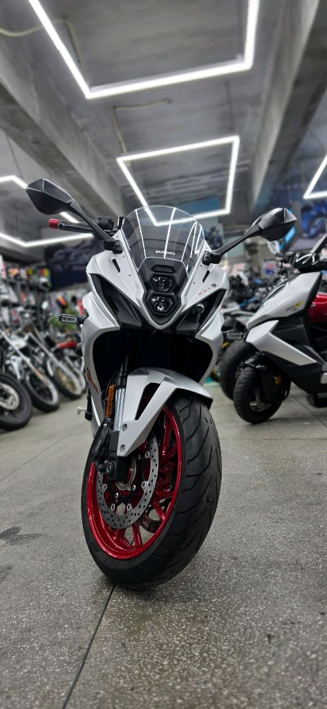 스즈끼 gsx 8r 2천키로 신차급 25년식 이미지