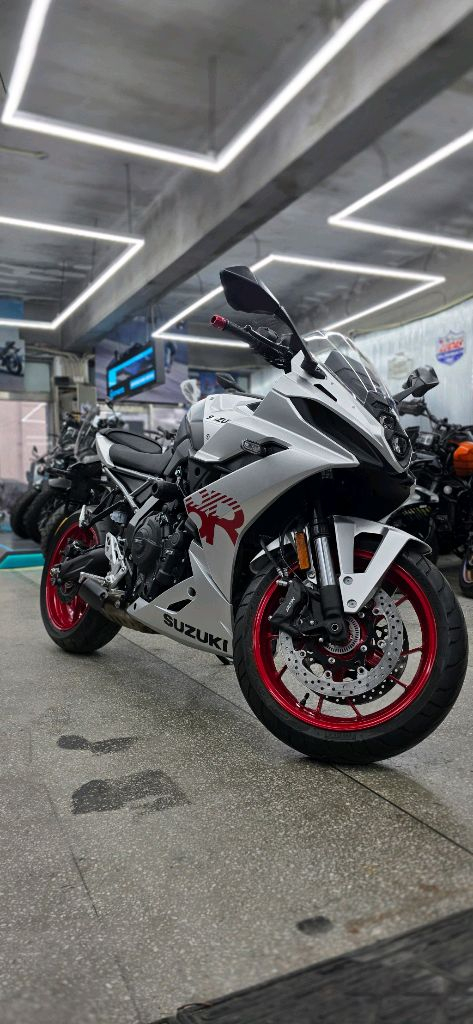 스즈끼 gsx 8r 2천키로 신차급 25년식 이미지
