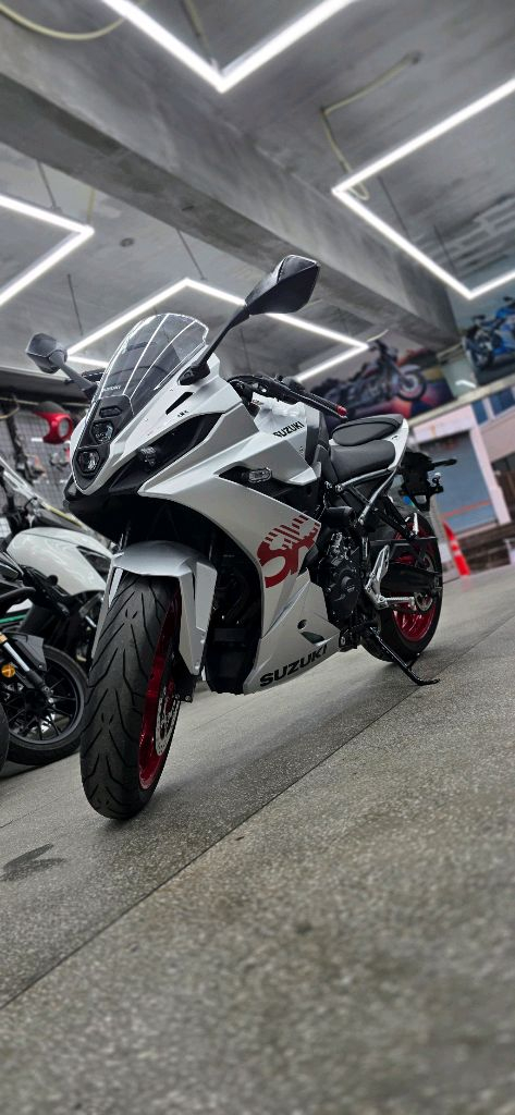 스즈끼 gsx 8r 2천키로 신차급 25년식 이미지