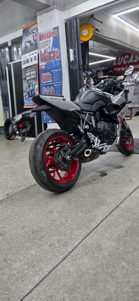 스즈끼 gsx 8r 2천키로 신차급 25년식 이미지