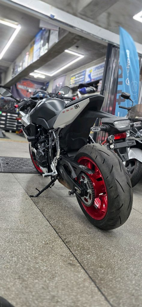 스즈끼 gsx 8r 2천키로 신차급 25년식 이미지