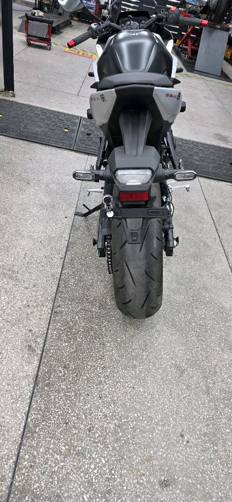 스즈끼 gsx 8r 2천키로 신차급 25년식 이미지