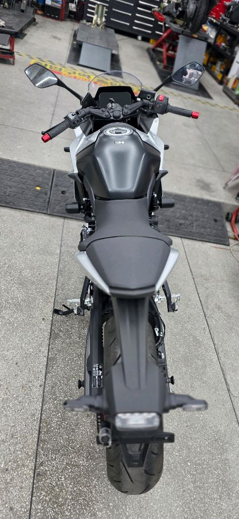 스즈끼 gsx 8r 2천키로 신차급 25년식 이미지