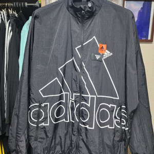 아디다스 빅로고 디자인이 돋보이는 바람막이 자켓입니다HP1433 사이즈 XL(105) 이미지