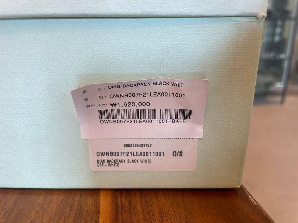 오프화이트(Off-White)의 '디아그(Diag)' 스트라이프 가죽 미니 백팩 이미지