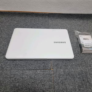 삼성 화이트노트북 팝니다 15.6인치 사무용.업무용.인강.웹서핑.유튜브. intel 이미지