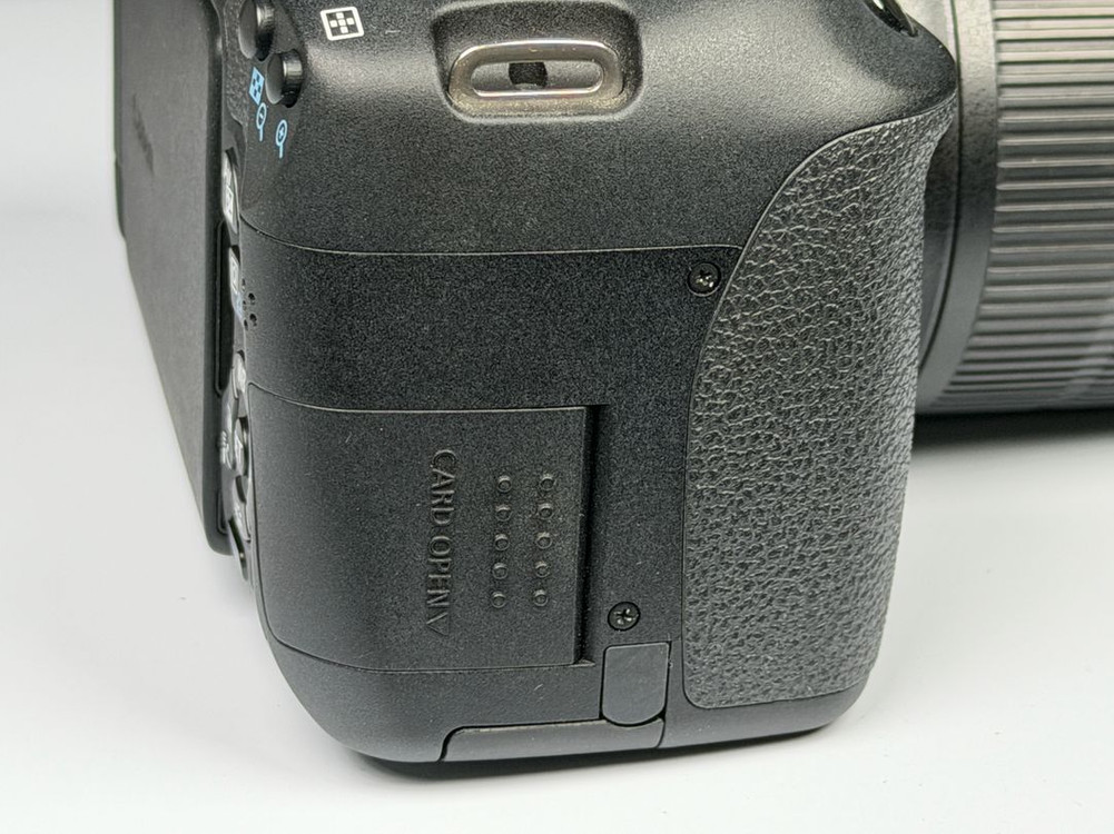 캐논 EOS 700D DSLR 카메라 이미지