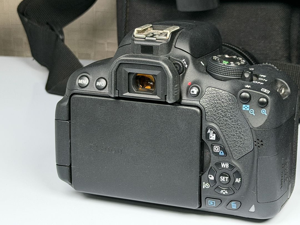 캐논 EOS 700D DSLR 카메라 이미지