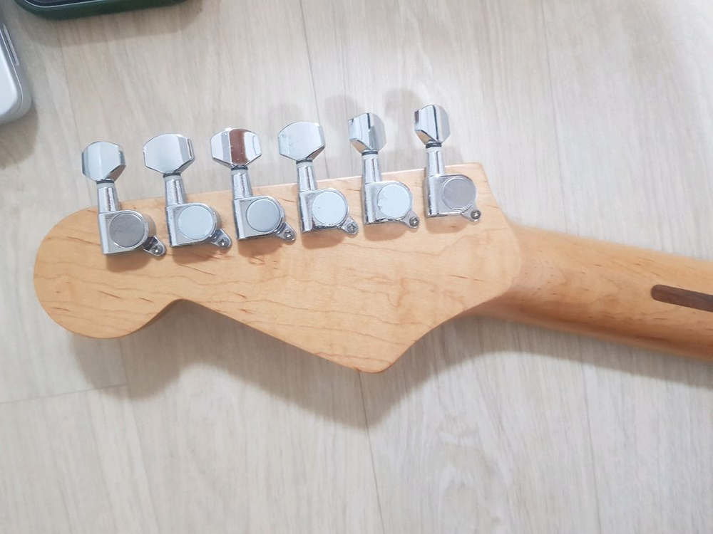 Mark 선버스트 색상의 일렉 기타 이미지