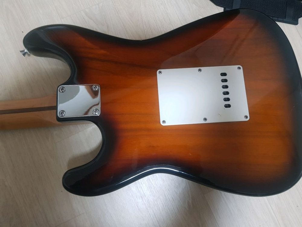 Mark 선버스트 색상의 일렉 기타 이미지