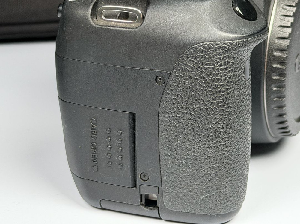 캐논 EOS 700D DSLR 카메라 바디 이미지