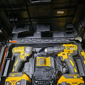 디월트 브러쉬리스 충전 드릴 콤보 (스크류, 임팩) 세트 이미지