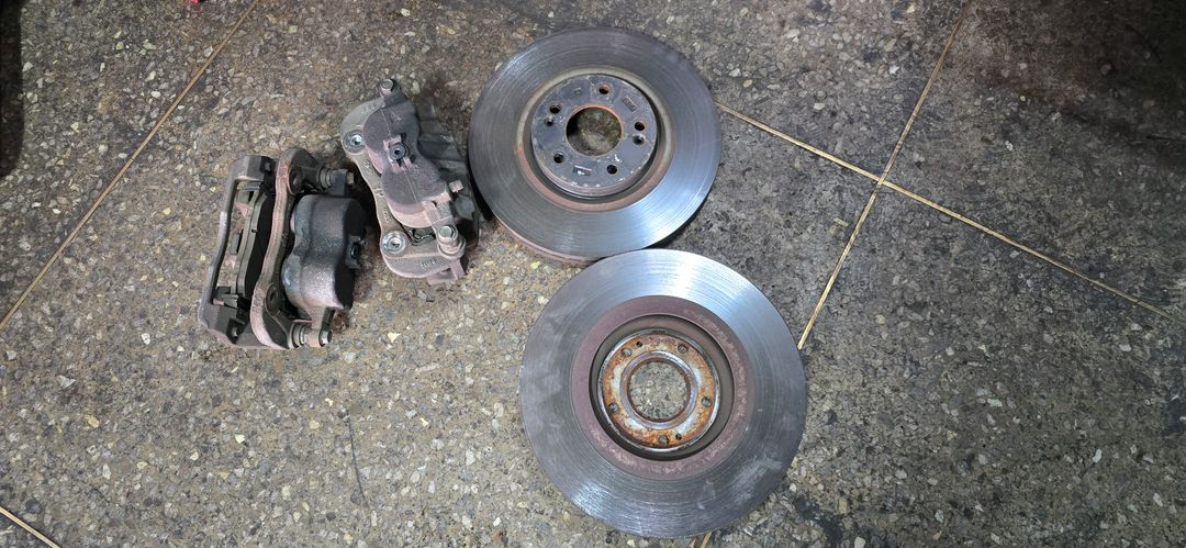 올뉴카니발 앞쪽 브레이크 디스크 캘리퍼 세트 이미지