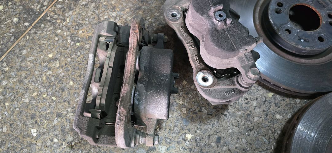 올뉴카니발 앞쪽 브레이크 디스크 캘리퍼 세트 이미지