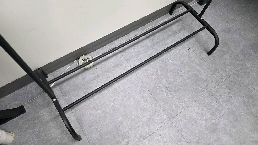 모던한 블랙 철제 옷걸이 행거 이미지