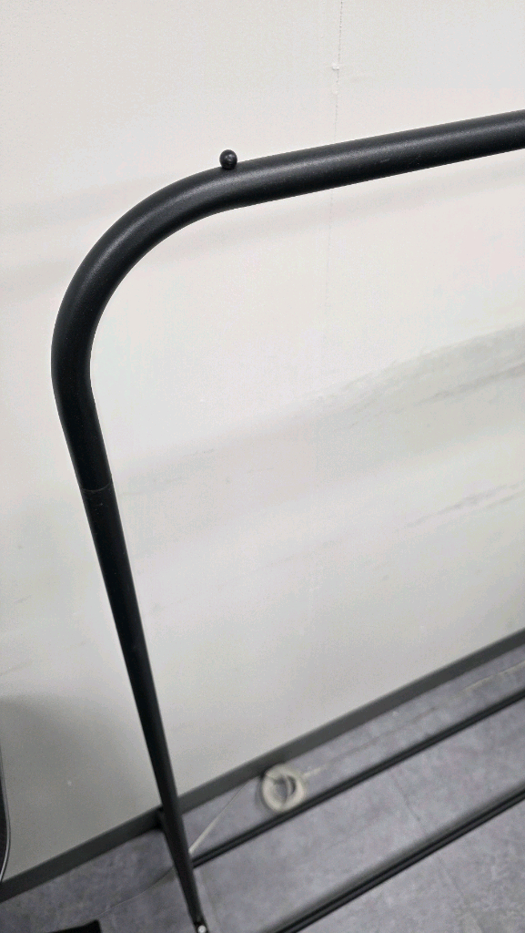 모던한 블랙 철제 옷걸이 행거 이미지