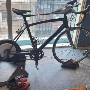 탁스 네오 2T (TACX NEO 2T) 스마트 로라와 거치 자전거 이미지