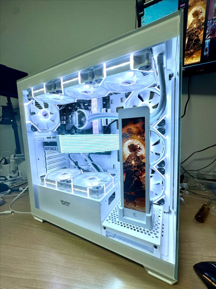 RTX 5060 새 그래픽카드 장착! 화이트 감성 게이밍 PC 완성형 이미지