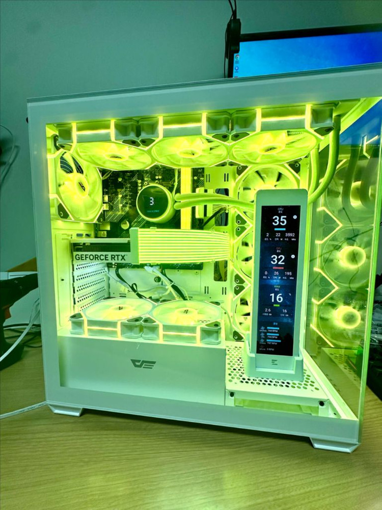 RTX 5060 새 그래픽카드 장착! 화이트 감성 게이밍 PC 완성형 이미지