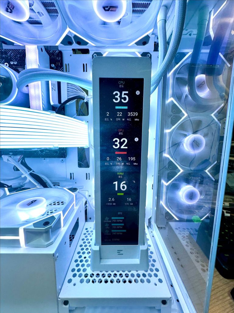 RTX 5060 새 그래픽카드 장착! 화이트 감성 게이밍 PC 완성형 이미지