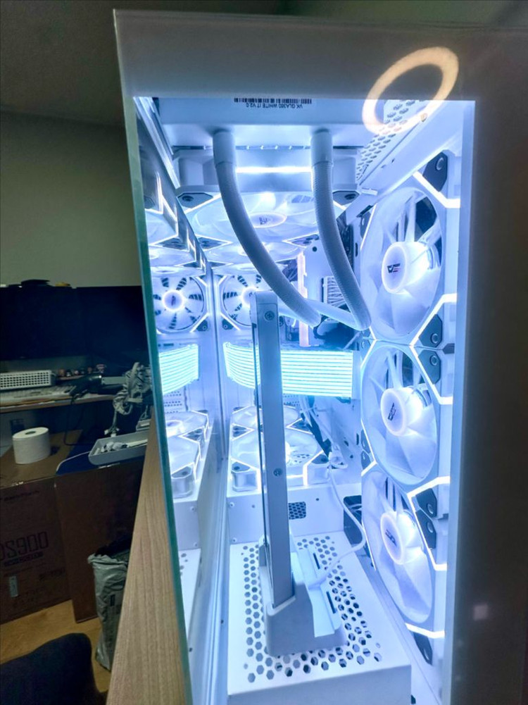 RTX 5060 새 그래픽카드 장착! 화이트 감성 게이밍 PC 완성형 이미지