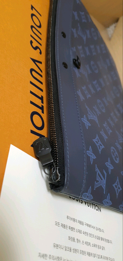 루이비통 쉐도우 클러치/클러치백 한정판 정품S급(감정O)구찌프라다디올고야드샤넬셀린느보테가생로랑버버리발렌시아가가방 이미지