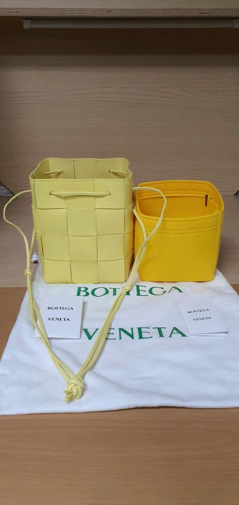 보테가베네타 버킷백/크로스백 스몰 새상품급 정품(감정O)구찌프라다루이비통디올고야드샤넬셀린느생로랑버버리발렌시아가가방 이미지