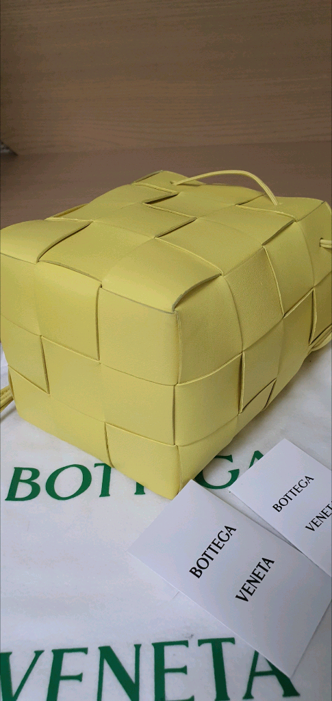 보테가베네타 버킷백/크로스백 스몰 새상품급 정품(감정O)구찌프라다루이비통디올고야드샤넬셀린느생로랑버버리발렌시아가가방 이미지