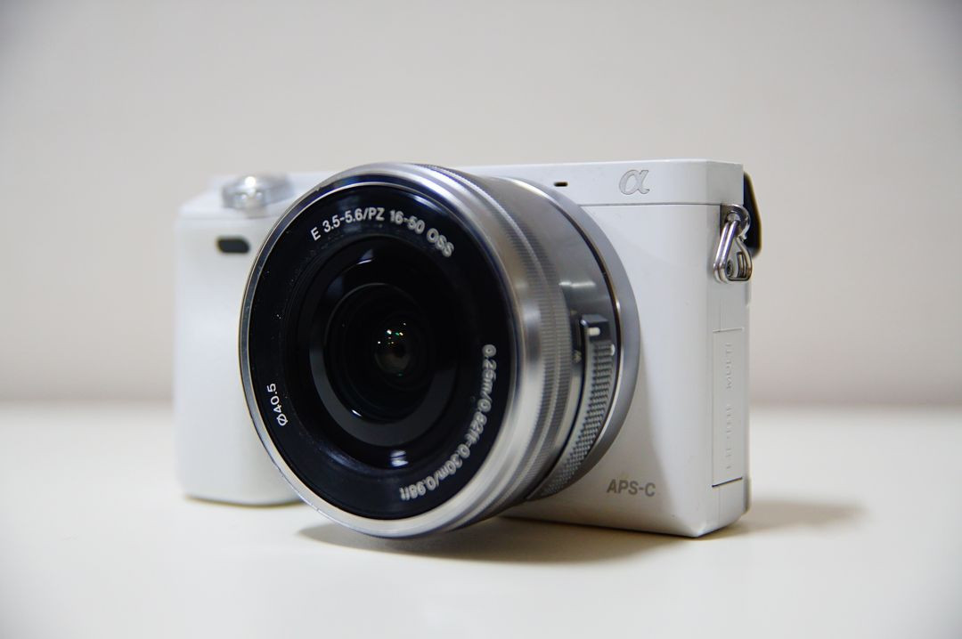 [소니] A6000 화이트 미러리스카메라팝니다.(2,073컷) 이미지