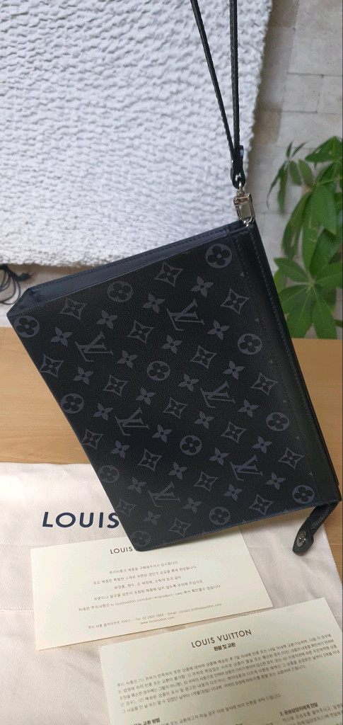 루이비통 포쉐트 보야주MM 클러치백 정품S급(감정O)프라다디올고야드샤넬셀린느보테가생로랑버버리발렌시아가파우치가방 이미지