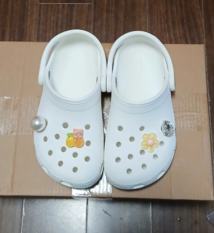 크록스정품 C10 165 화이트클래식클로그 지비츠포함 이미지