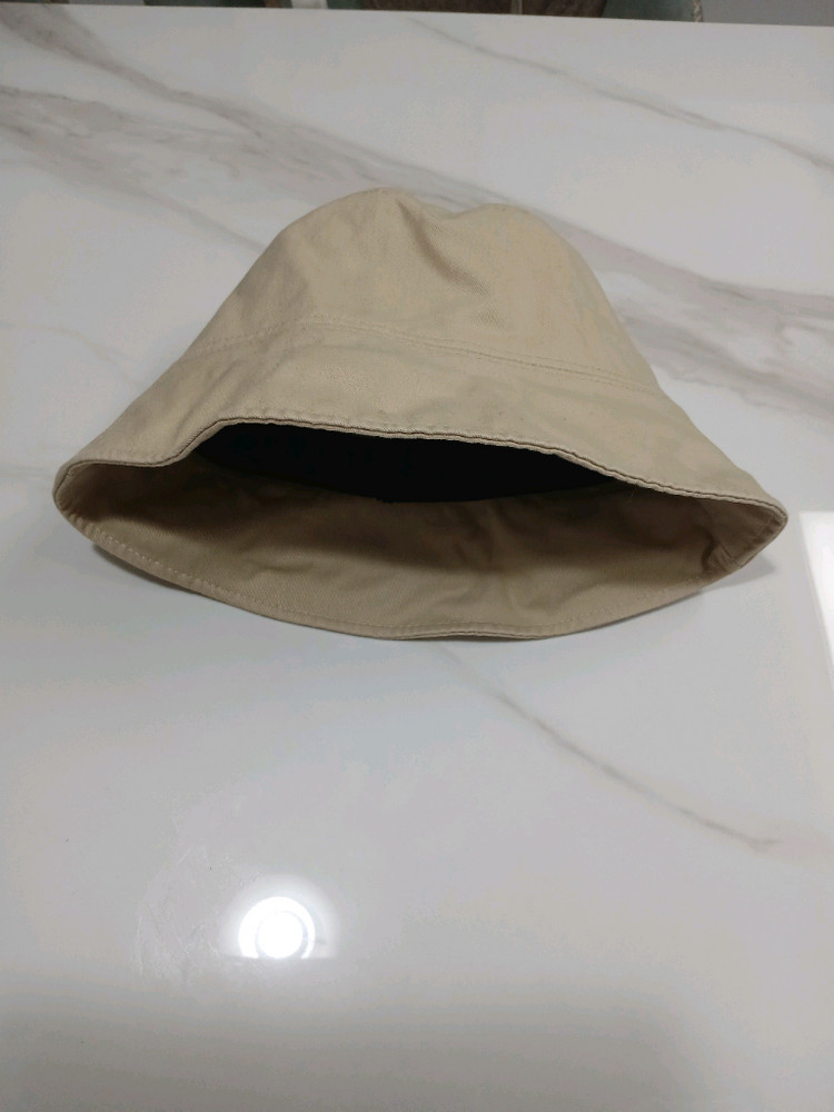 베이지색 버킷햇 벙거지 모자 이미지