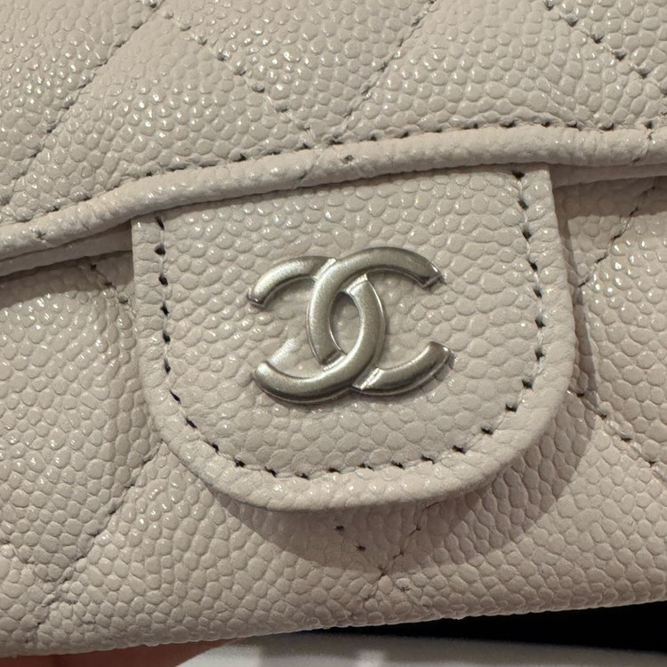 샤넬 클래식 똑딱이 카드지갑 화이트 은장 새제품 이미지