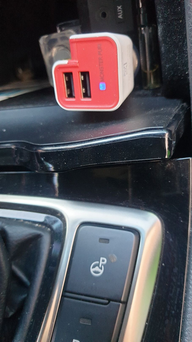 유로 차량용공기청정기 퓨리 & 충전기 이미지