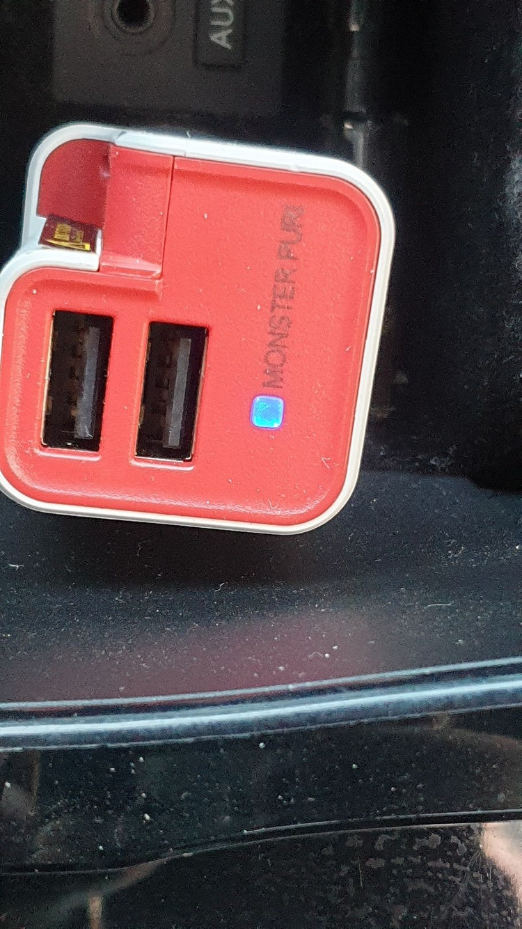 유로 차량용공기청정기 퓨리 & 충전기 이미지