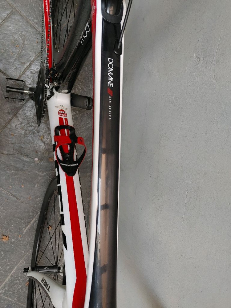 상태A급 18년 조립 트렉 도마니6시리즈 프로젝트원 풀 울테그라 카본 로드자전거 56사이즈 팔아요. 이미지