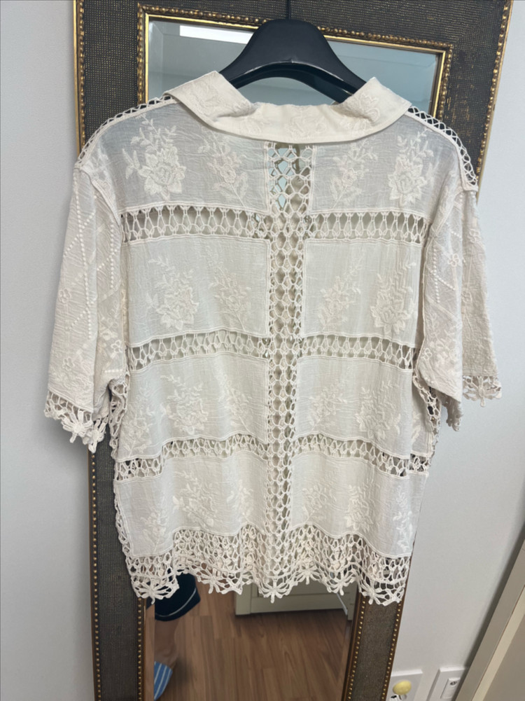자라 펀칭 레이스 블라우스 이미지