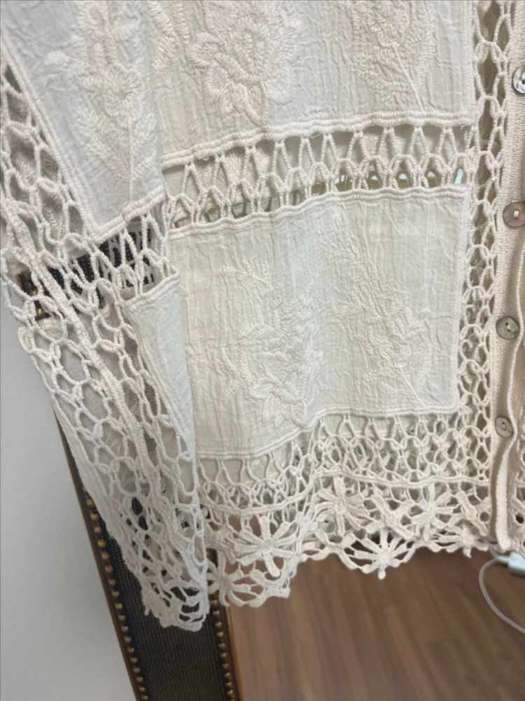 자라 펀칭 레이스 블라우스 이미지