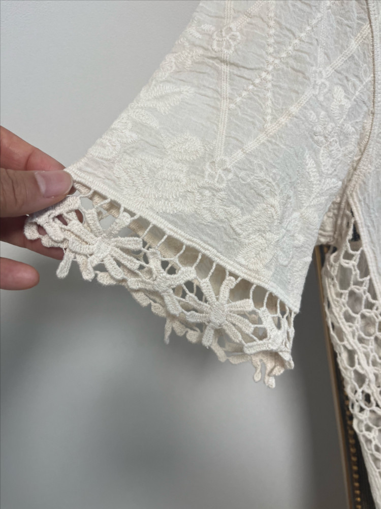 자라 펀칭 레이스 블라우스 이미지