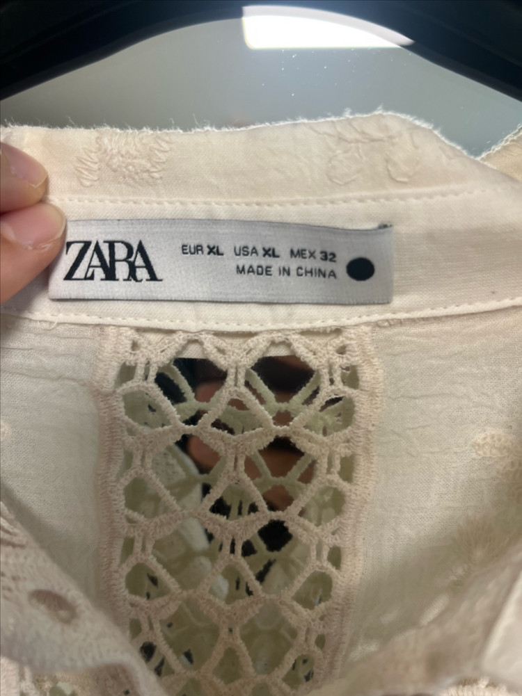 자라 펀칭 레이스 블라우스 이미지