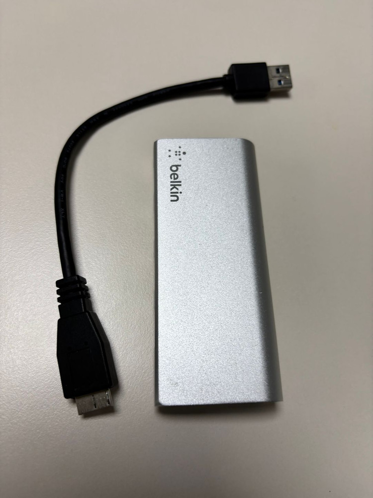 hdmi dvi 케이블 + 벨킨 usb 허브 +침혈 인형 + 침 + 자물통 4개 + 아이팟 밧데리 교체용 이미지