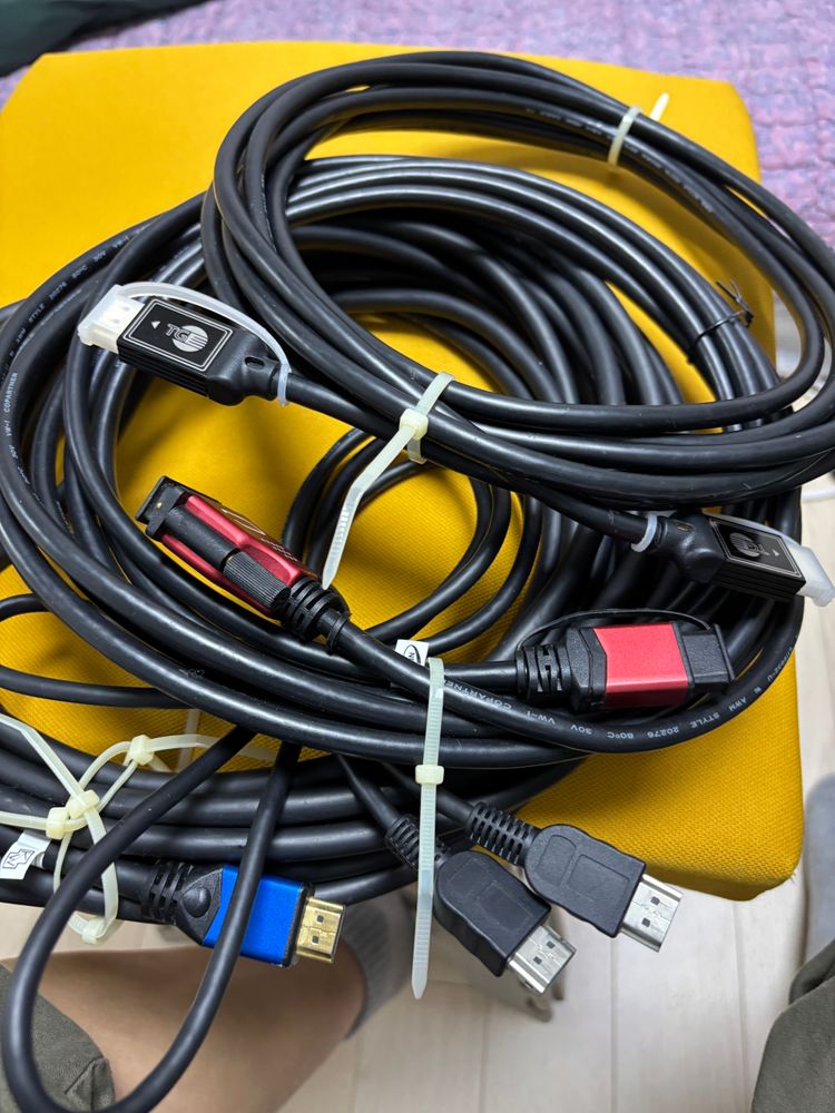 hdmi dvi 케이블 + 벨킨 usb 허브 +침혈 인형 + 침 + 자물통 4개 + 아이팟 밧데리 교체용 이미지