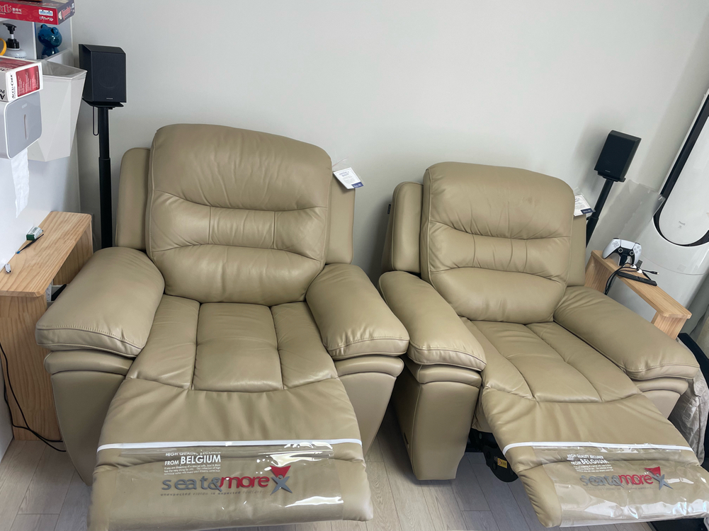 시트앤모어 리클라이너 소파 이미지