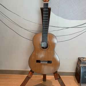 지게를 닮은 기타 악기 스탠드와 두 나무 이야기 이미지