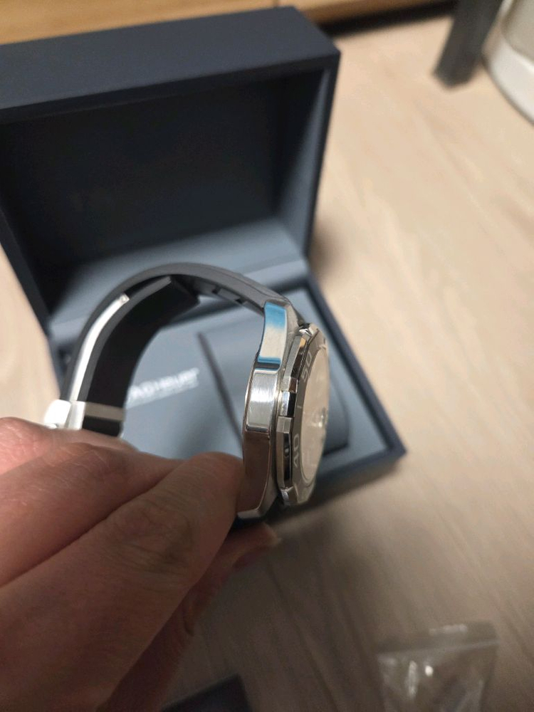 21.12월 태그호이어 아쿠아레이서 오토 43미리 흑판 팝니다. 이미지